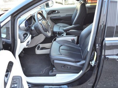 Used 2024 Chrysler Pacifica Touring-L image 17