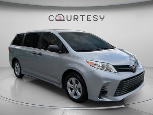 Used 2020 Toyota Sienna L FWD image 9