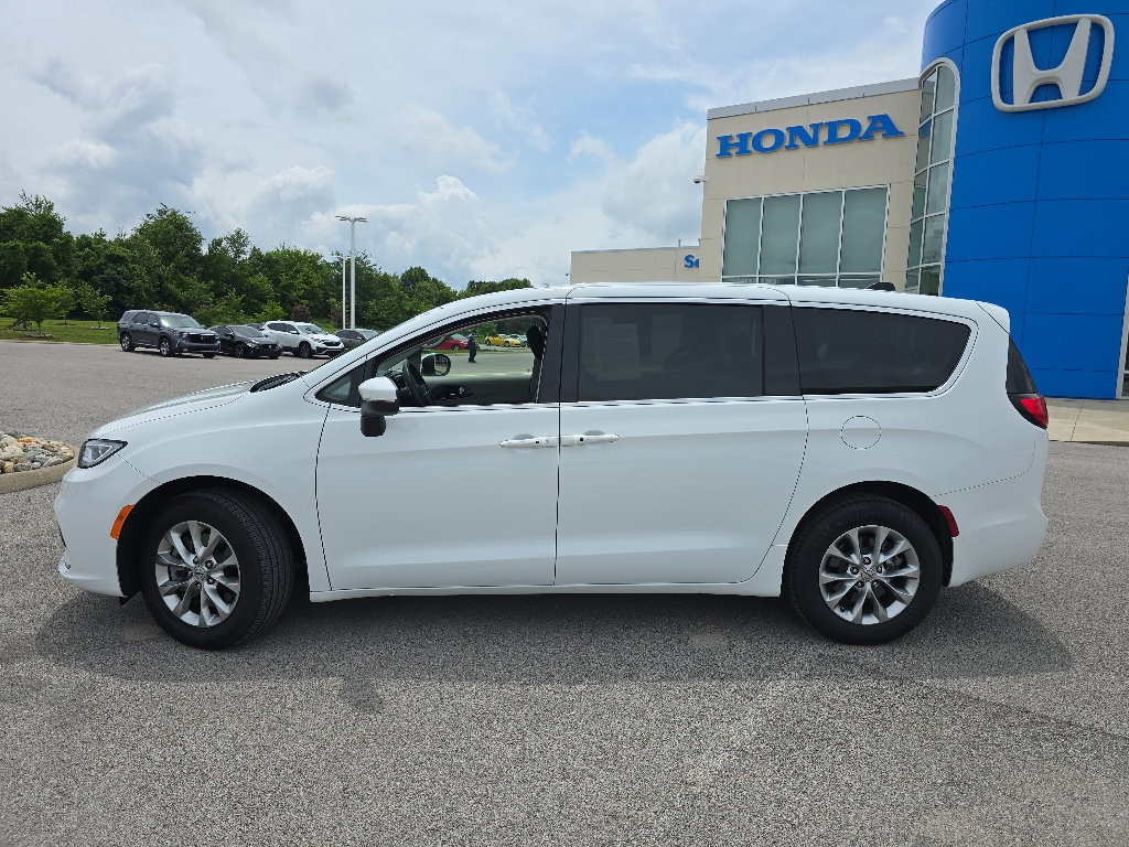 Used 2023 Chrysler Pacifica Touring-L AWD/4WD image 8