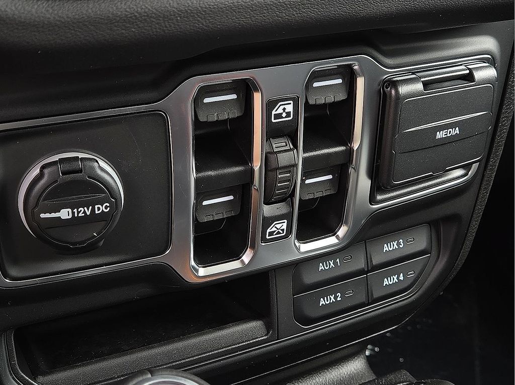 Used 2025 Jeep Gladiator Sport AWD/4WD image 29