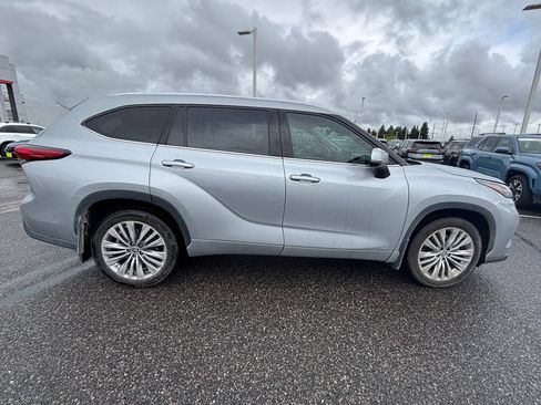 Used 2022 Toyota Highlander Platinum AWD/4WD image 2