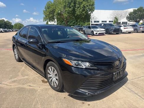 Used 2018 Toyota Camry FWD image 3
