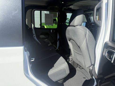 Used 2024 Jeep Gladiator Sport image 10