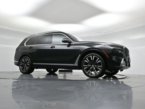 Used 2023 BMW X7 xDrive40i w/ Parking Assistance Package image 4