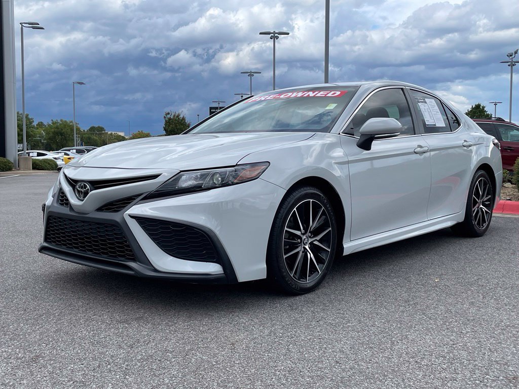 Used 2023 Toyota Camry SE FWD image 3