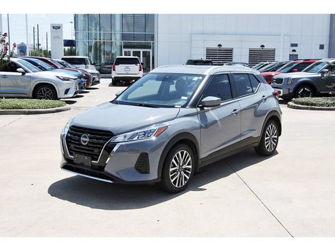 Used 2024 Nissan Kicks SV FWD image 3