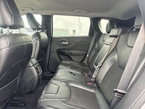 Used 2019 Jeep Cherokee Latitude Plus AWD/4WD image 9