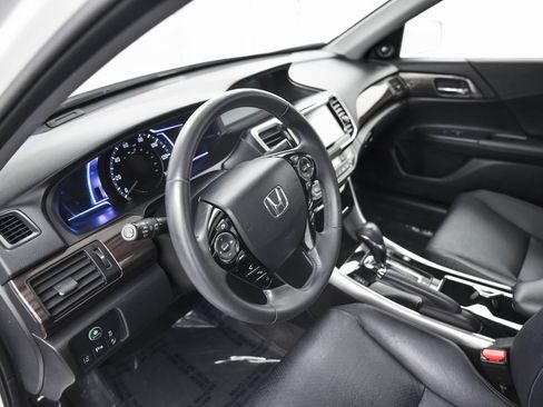 Used 2017 Honda Accord Touring image 16