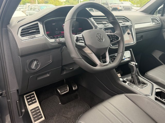 Used 2024 Volkswagen Tiguan SE R-Line FWD image 11