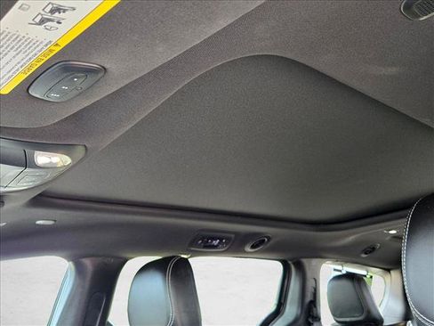 Used 2021 Chrysler Pacifica Limited w/ Uconnect Theater Family Group FWD image 13