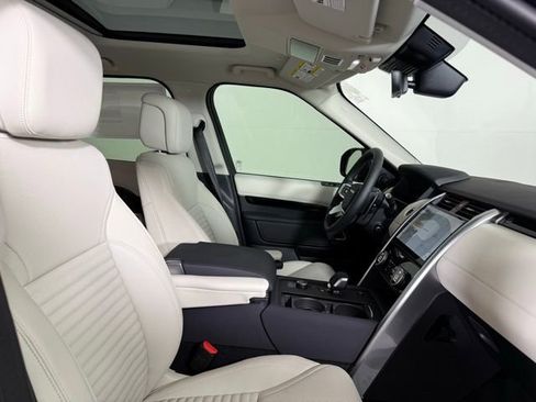Certified 2025 Land Rover Discovery S image 35