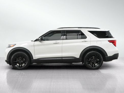 Used 2022 Ford Explorer XLT w/ Equipment Group 202A AWD/4WD image 2