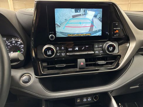 Used 2025 Toyota Highlander LE FWD image 17
