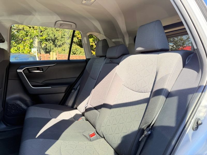 Used 2021 Toyota RAV4 XLE AWD/4WD image 18