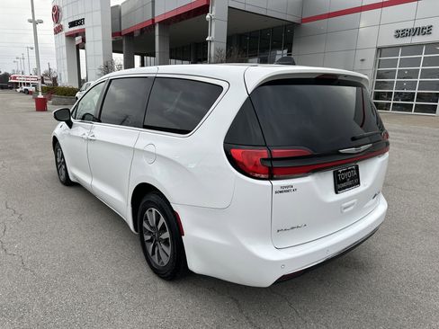Used 2023 Chrysler Pacifica Touring-L image 7