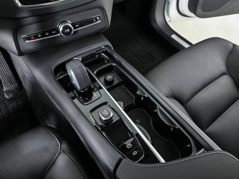 Certified 2025 Volvo XC90 B5 Core w/ Protection Package Premier AWD/4WD image 18