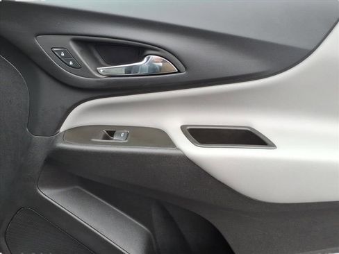 Used 2023 Chevrolet Equinox LS image 9