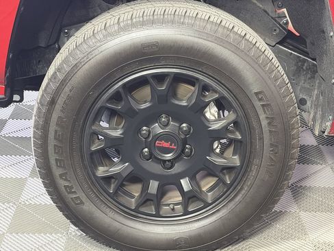Used 2025 Toyota Tacoma SR5 AWD/4WD image 9