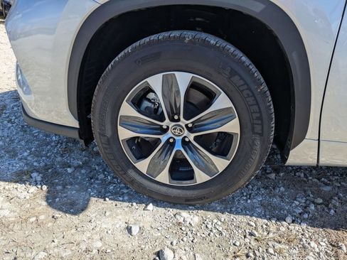 Certified 2024 Toyota Highlander XLE image 26