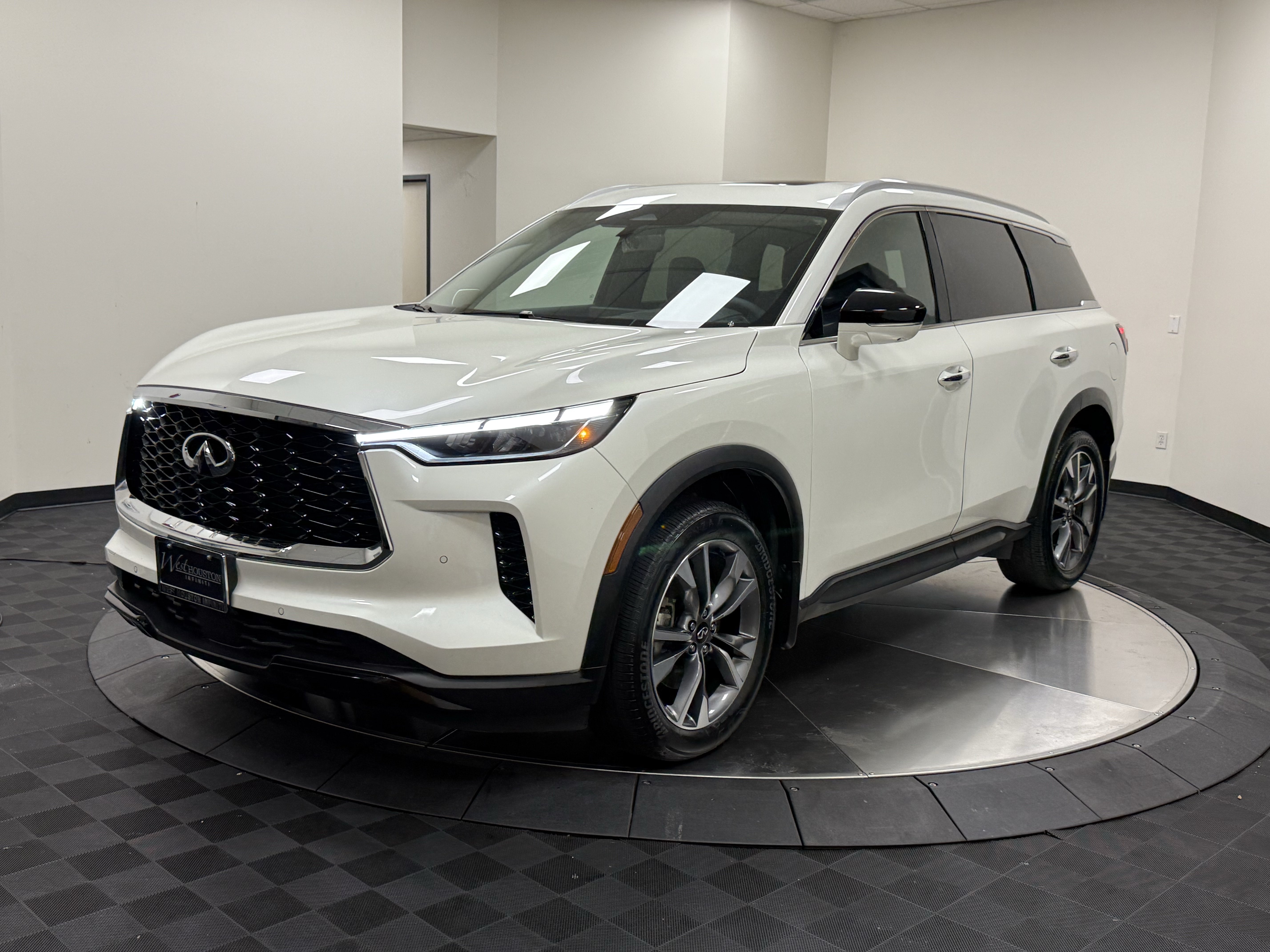 Certified 2024 INFINITI QX60 Luxe w/ Performance Audio Package FWD image 3