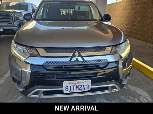 Used 2020 Mitsubishi Outlander ES image 2
