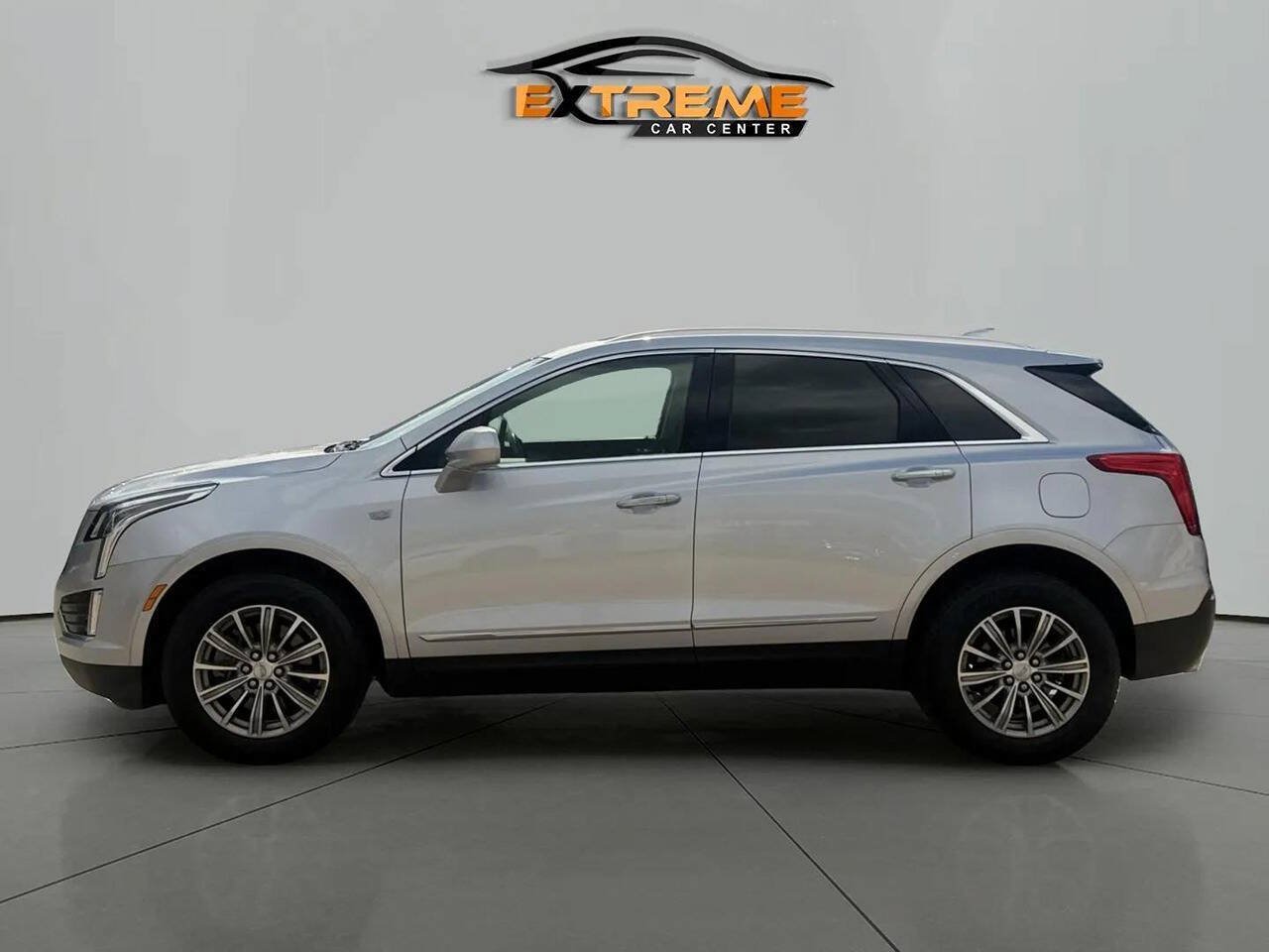 Used 2018 Cadillac XT5 Luxury w/ Driver Awareness Package AWD/4WD image 3