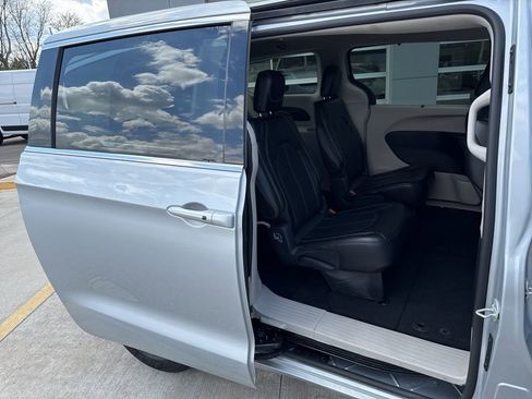 Used 2024 Chrysler Pacifica Touring-L FWD image 36