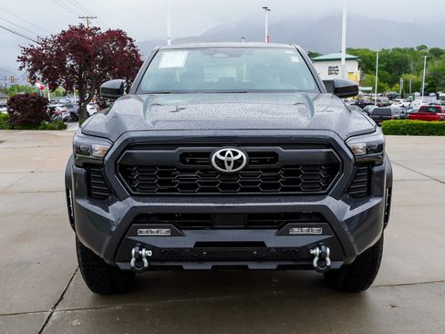 Certified 2025 Toyota Tacoma TRD Off-Road AWD/4WD image 3