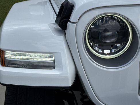 Used 2023 Jeep Wrangler Unlimited Sahara AWD/4WD image 11