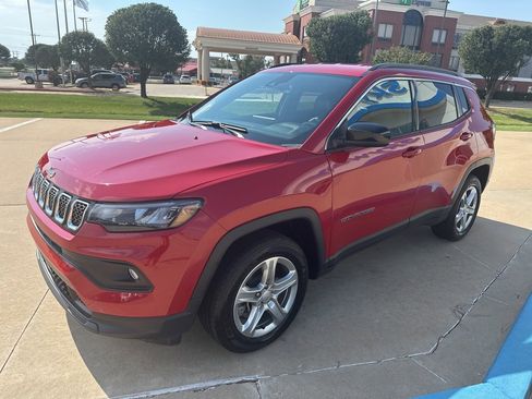 Used 2024 Jeep Compass Latitude image 4
