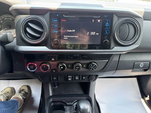 Used 2018 Toyota Tacoma TRD Off-Road AWD/4WD image 17