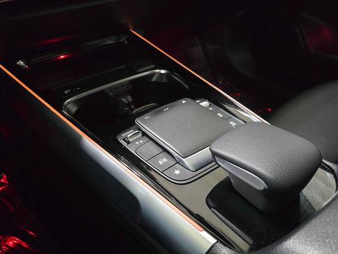Used 2023 Mercedes-Benz GLB 250 4MATIC image 32