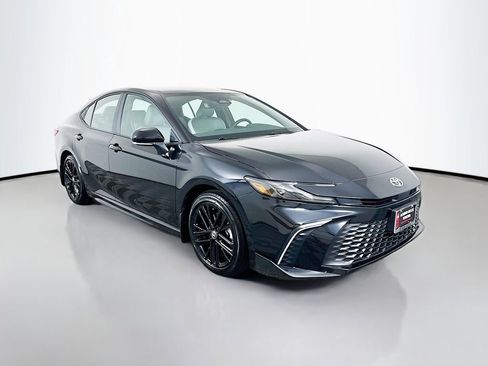 Used 2025 Toyota Camry SE image 3