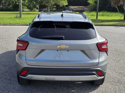 Used 2024 Chevrolet Trax LT FWD image 3