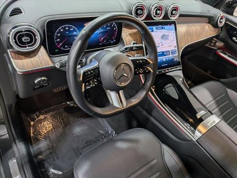 Used 2025 Mercedes-Benz GLC 300 4MATIC image 4
