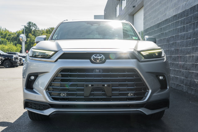 Used 2024 Toyota Grand Highlander AWD Hybrid image 2