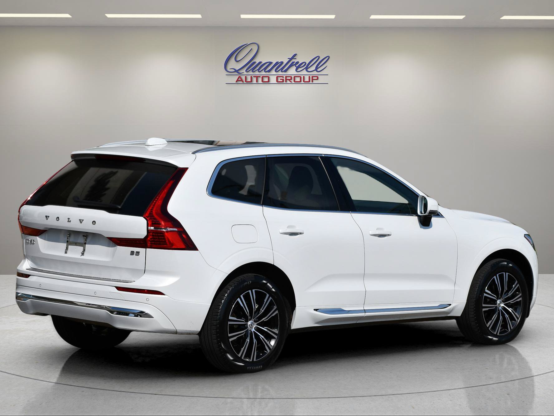 Used 2022 Volvo XC60 B5 Inscription w/ Protection Package FWD image 4