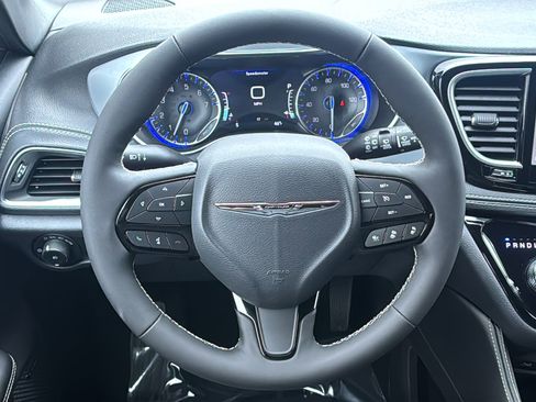 New 2026 Chrysler Pacifica Limited w/ Uconnect Theater Family Group image 22