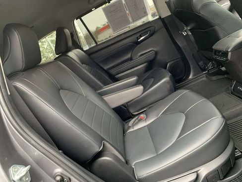 Used 2022 Toyota Highlander XLE image 12