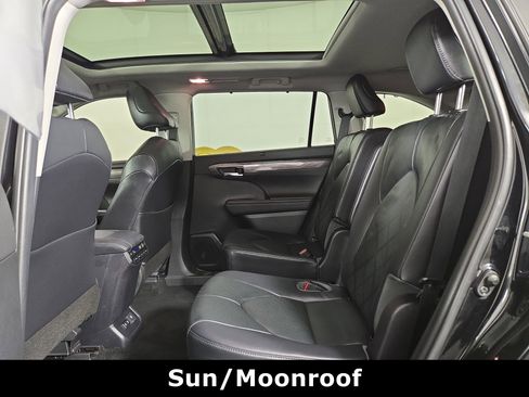 Used 2020 Toyota Highlander Platinum image 12