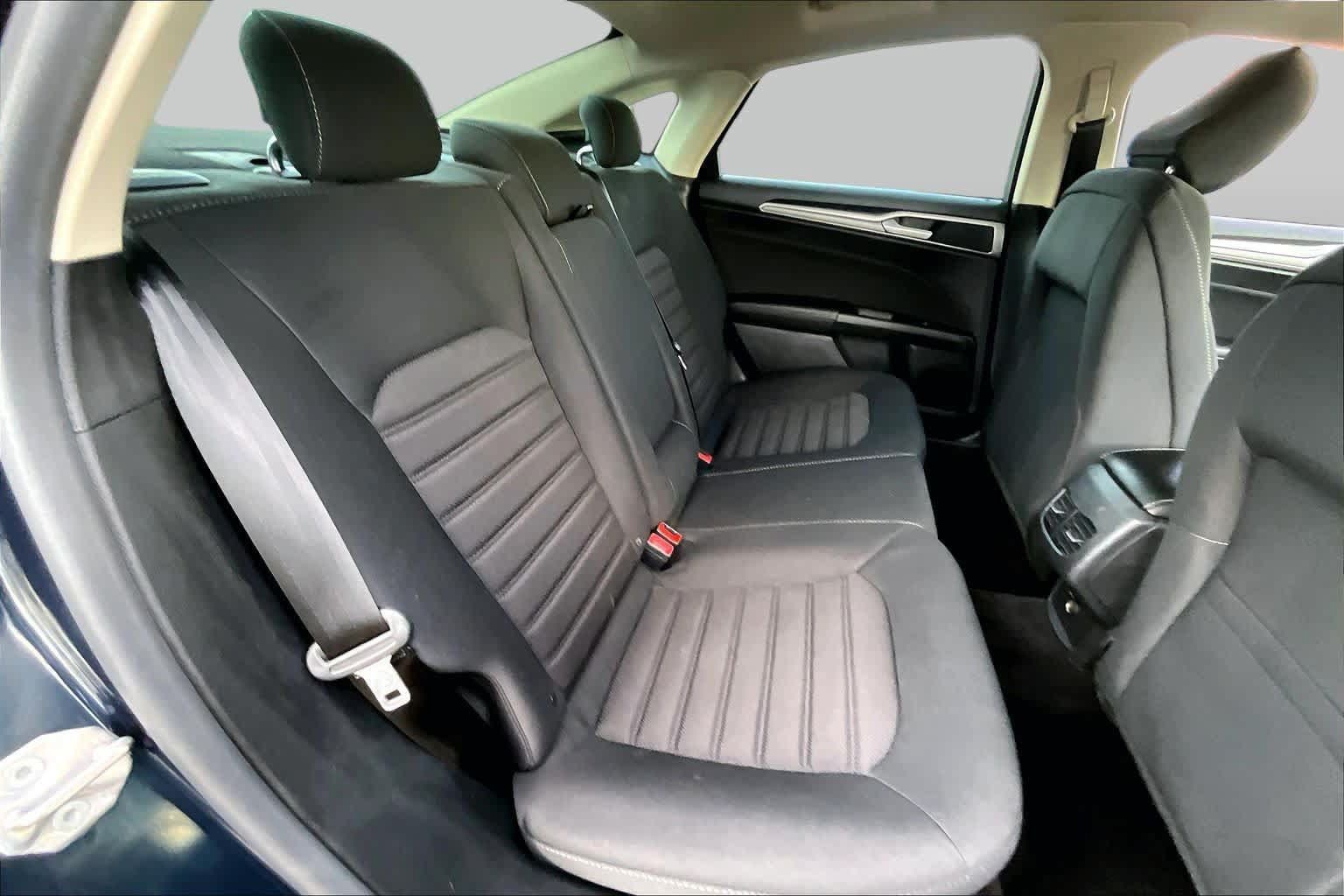 Used 2020 Ford Fusion SE FWD image 21