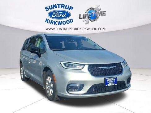 Used 2024 Chrysler Pacifica Touring-L image 1