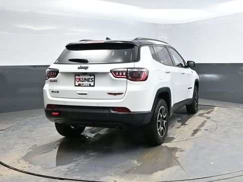 Used 2025 Jeep Compass Trailhawk image 8