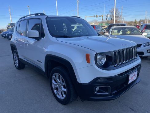 Used 2018 Jeep Renegade Latitude w/ Safety & Security Group image 6