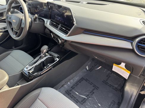 Used 2025 Chevrolet Trax LT image 5