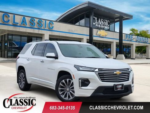 Used 2022 Chevrolet Traverse Premier FWD image 1