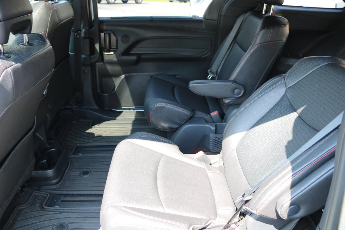Used 2025 Toyota Sienna XSE AWD/4WD image 30