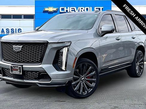 Used 2025 Cadillac Escalade V AWD/4WD image 2