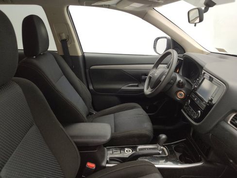 Used 2018 Mitsubishi Outlander SE image 21