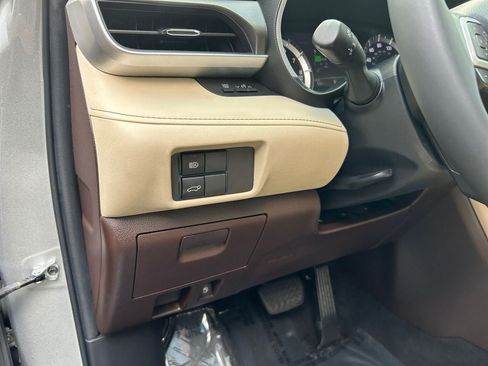 Used 2022 Toyota Highlander XLE AWD/4WD image 19